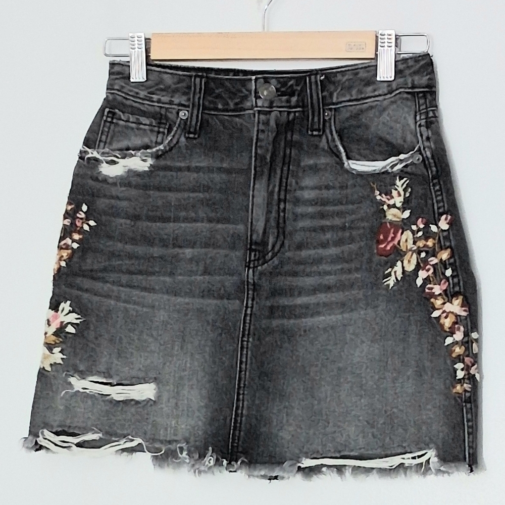 Abercrombie & Fitch Mini Skirt Size 26 Black Floral Embroidered Zip Up‎ Distress